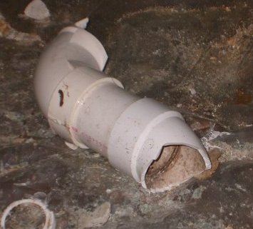 Cracked sewer pipe repair